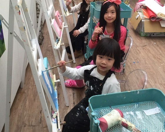 3个女儿画全家福只有4个人 小S急问:爸爸嘞?