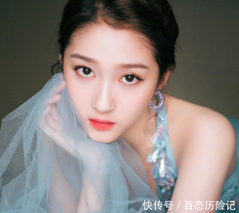 为防止胸口走光,关晓彤把深V礼服缝上才走红毯