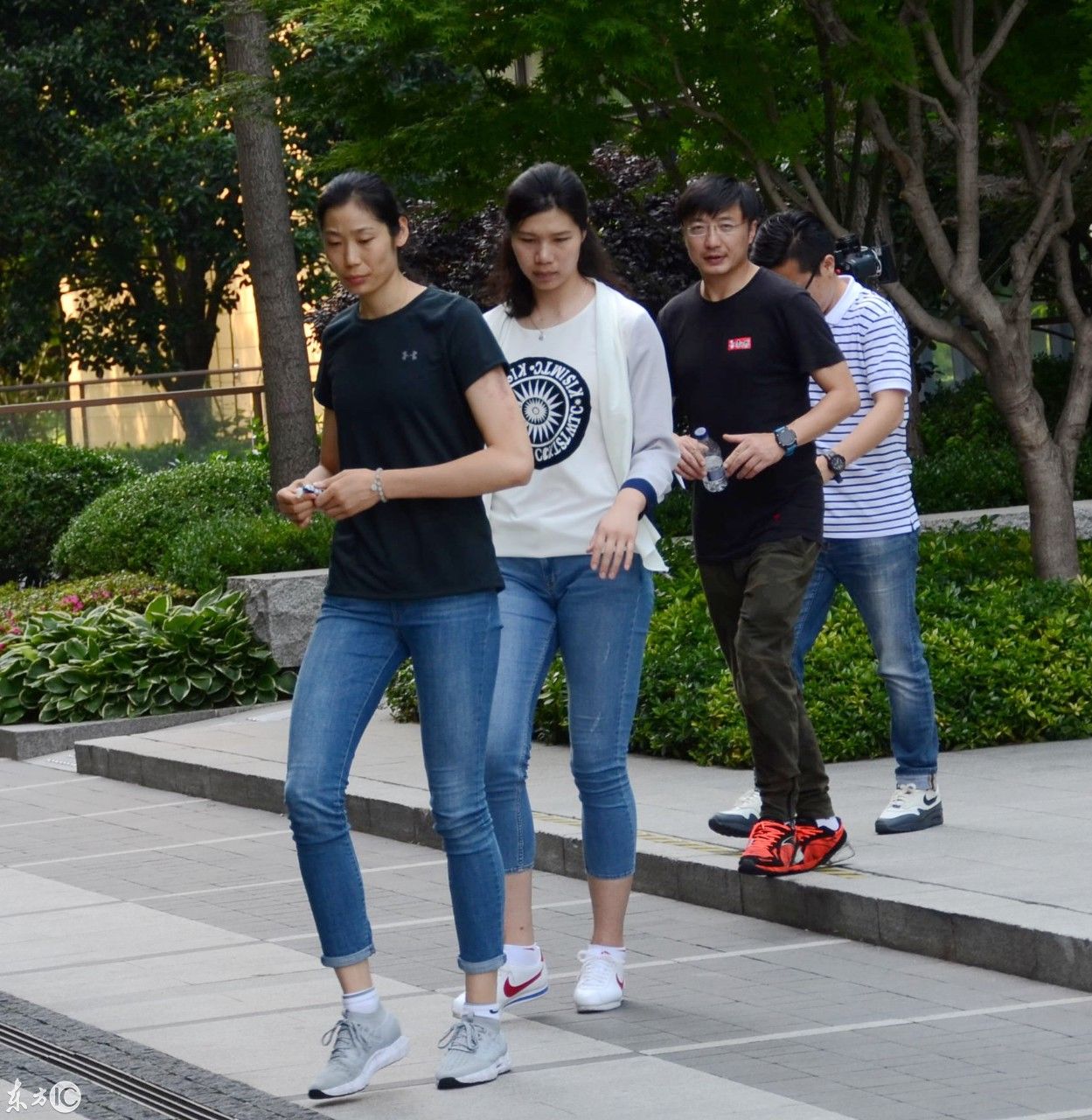 刚刚回到中国女排队长朱婷忽然去上海密会徐云