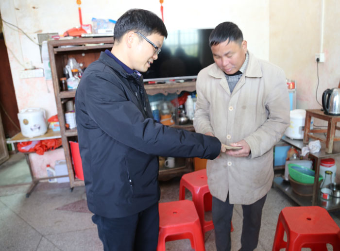 春节慰问送祝福,结对帮扶暖人心--郁南法院到挂