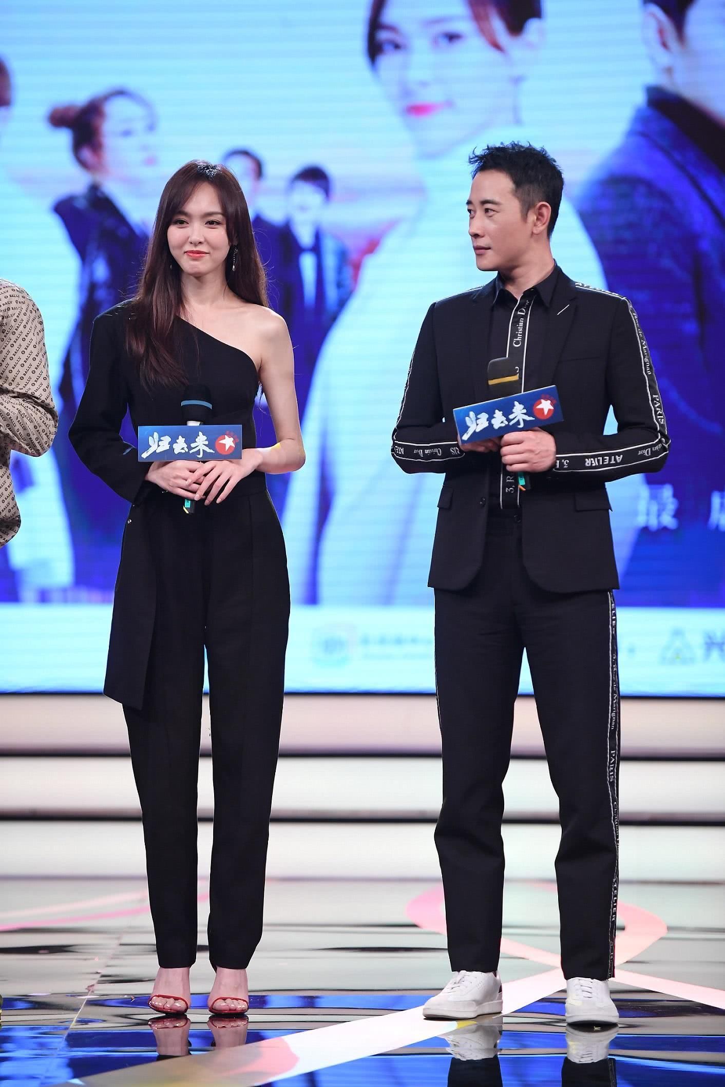 唐嫣罗晋合体现身电视剧发布会 男帅女美太养