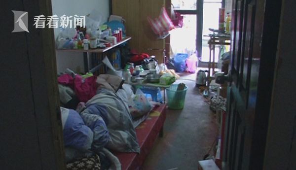 女子起床摸鞋摸到一只手 打开床板发现亲姐尸体 女子起床摸鞋摸到一只手 打开床板发现亲姐尸体