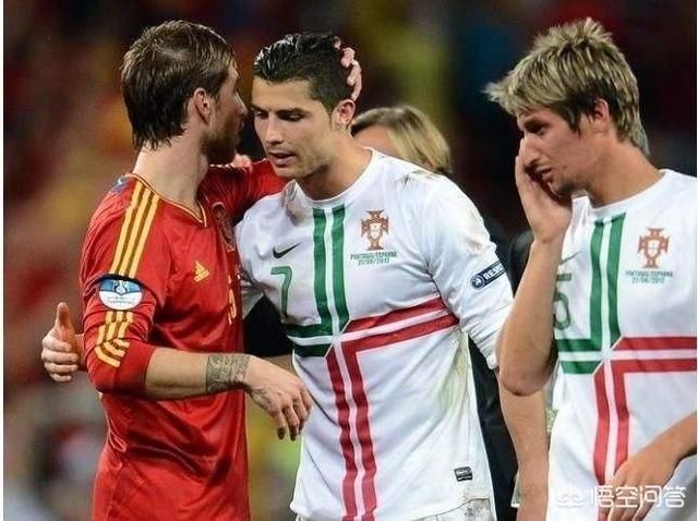 C罗点射西班牙 拉莫斯跳起来想庆祝 发现彼此