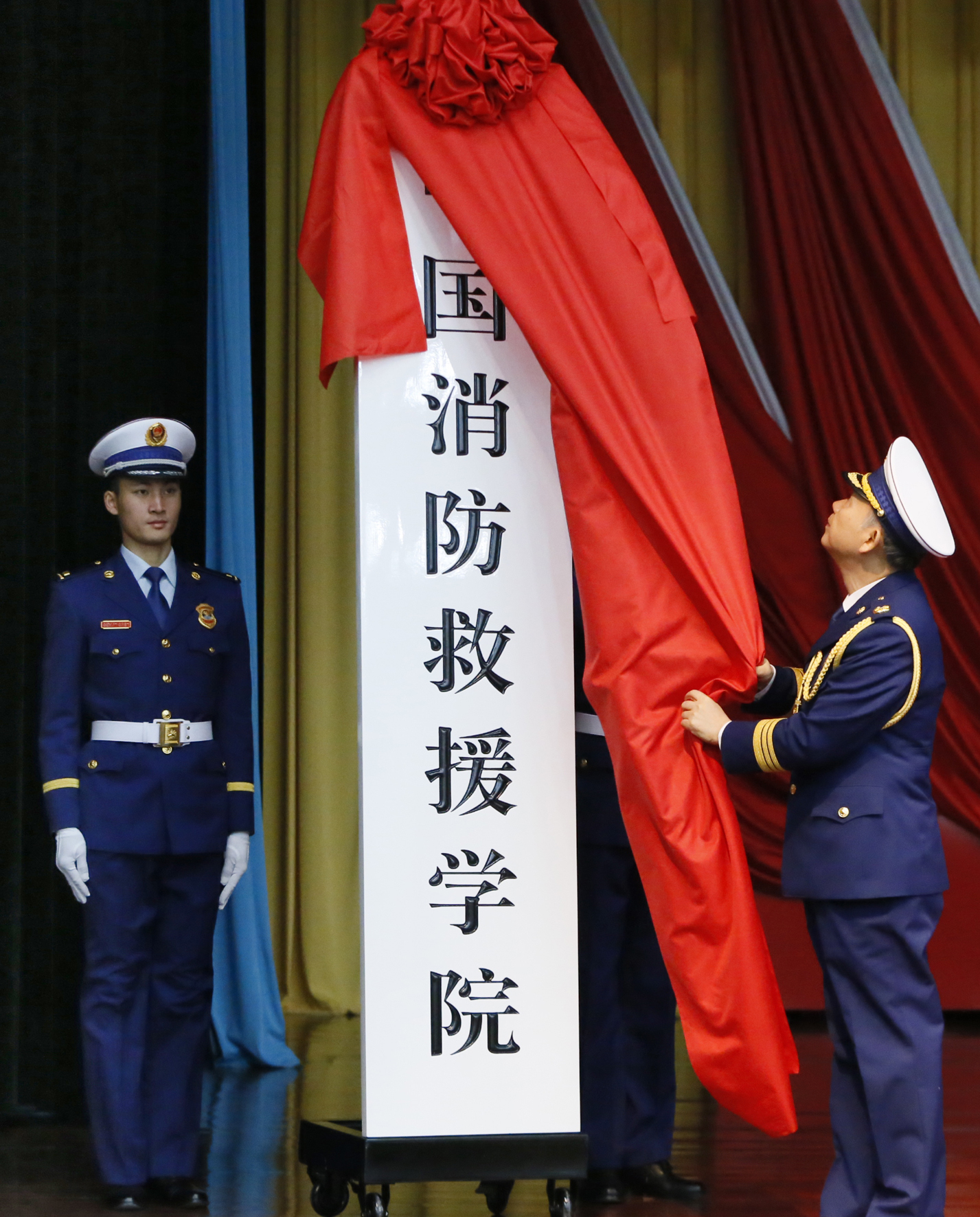 经教育部批准,中国消防救援学院首批设置消防指挥,消防工程,飞行器控
