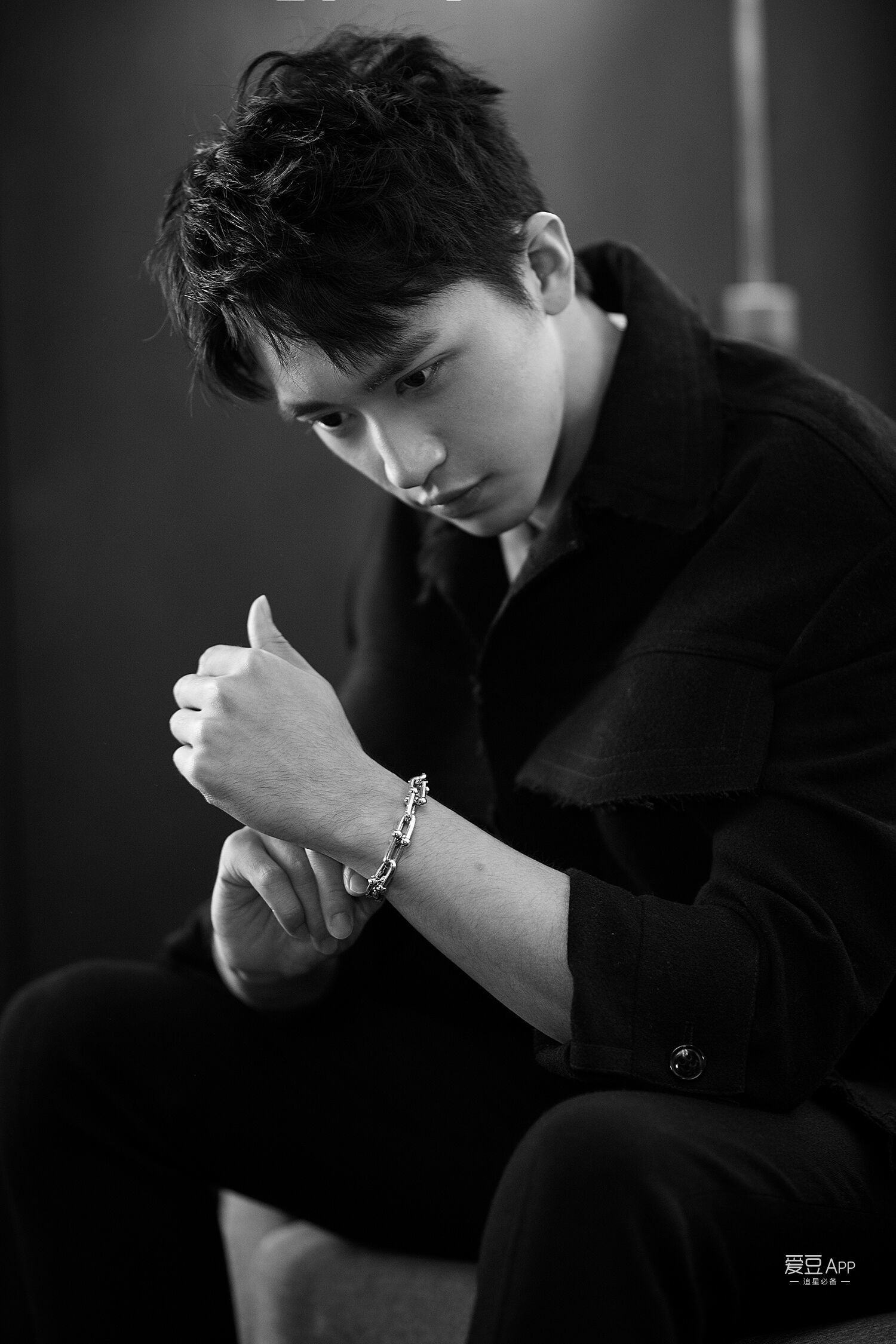 蒂芙尼推出的全新hardwear系列珠宝,笑容干净,眼神温暖,时而低头沉思