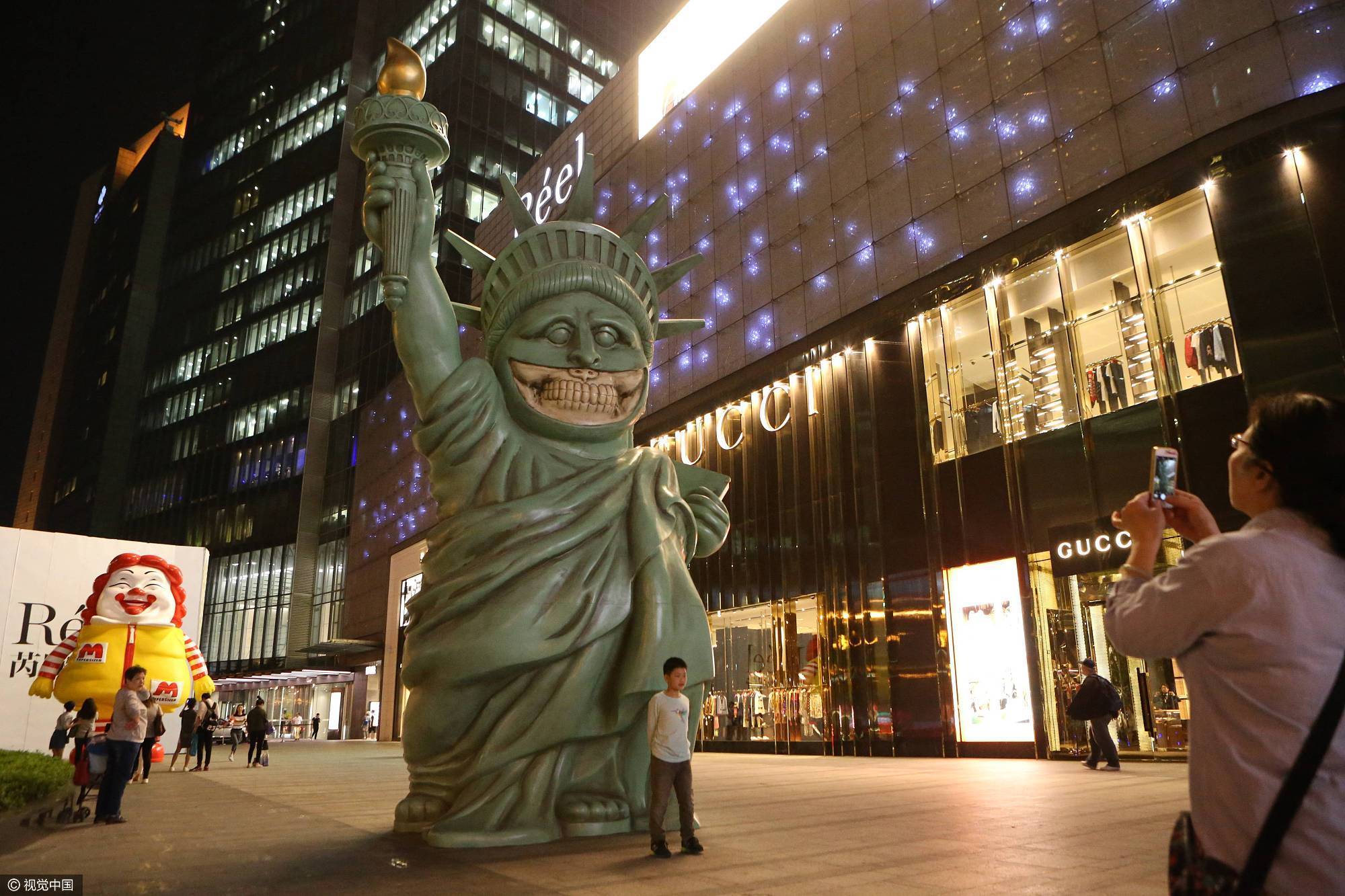 上海街头现"自由男神"和"麦当劳大妈"