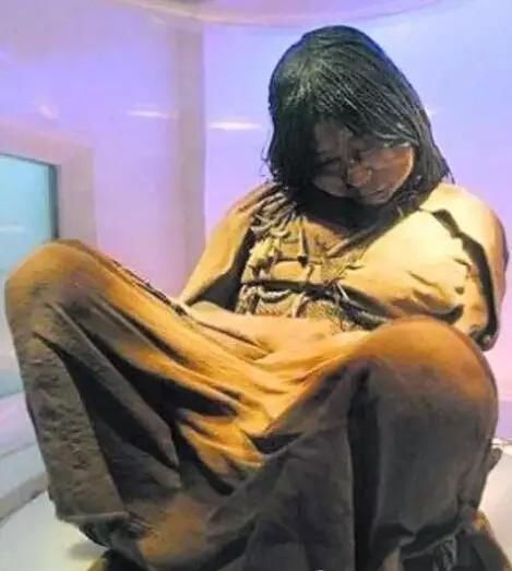 冰冻500年的神秘少女仍栩栩如生,专家从头发揭秘离奇死因