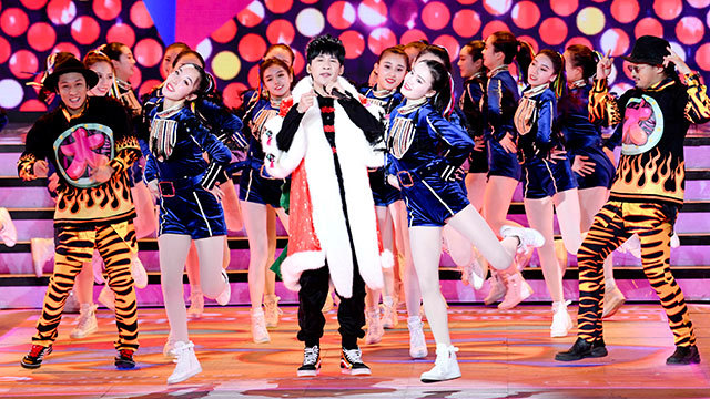 大张伟母子同台 