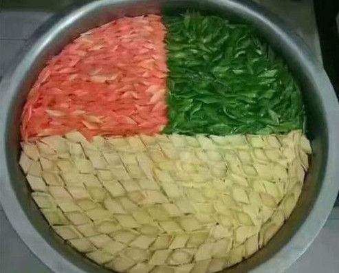 部队中的食堂物品摆放得整整齐齐,很美观还不