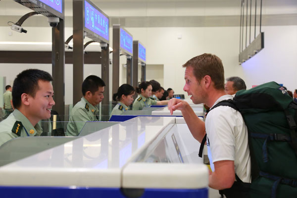 华中地区最大出入境口岸正式启用