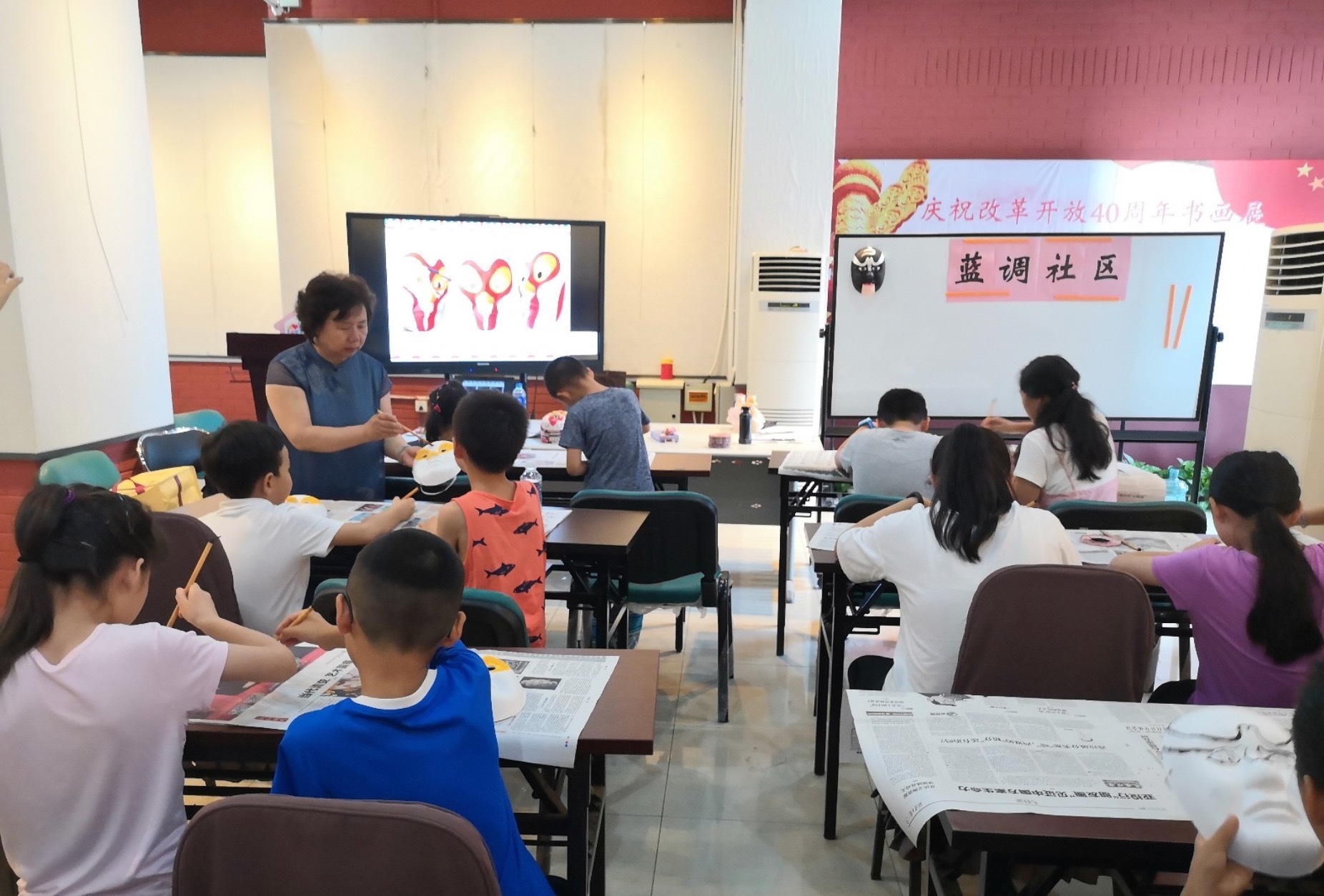 7月25日，丰台区太平桥街道蓝调社区关工小组开展“手绘京剧脸谱”暑期活动。邀请“幸福生活讲师团”屈老师带领社区的孩子们学习绘制京剧脸谱，感受中国传统文化的博大精深。
