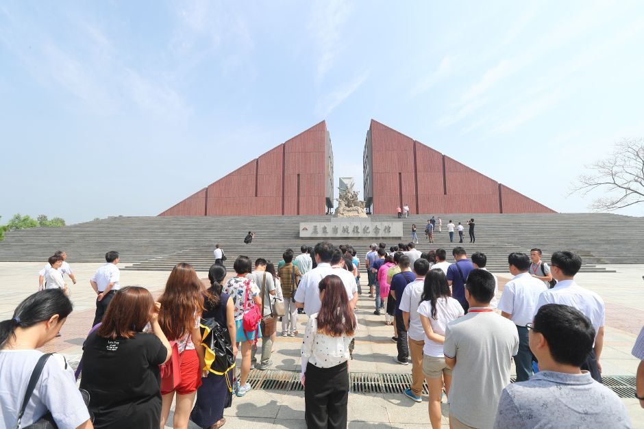 6月24日上午，“首都网络媒体沂蒙革命老区行”代表团来到临沂市孟良崮战役纪念馆，缅怀先烈。大众网记者 王长坤 摄