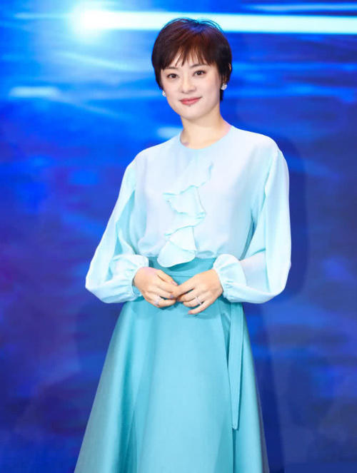 孙俪涂"奶茶色"美甲,做"甄嬛"动作不出戏,网友:仙女本仙