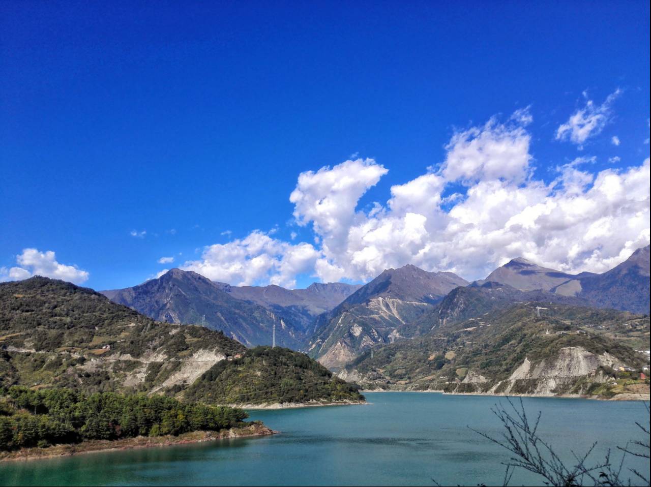图:邹阳 达瓦更扎的山底是嘎日村, 山下的村庄像是隐藏在大山深处的