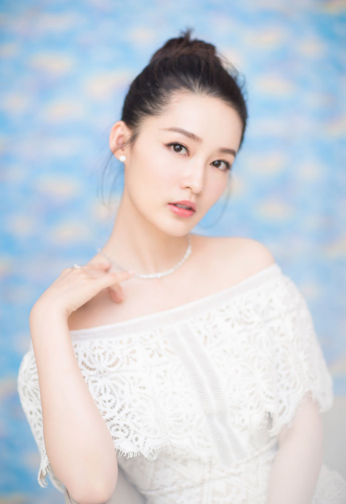 李沁 白色一字肩荷叶边蕾丝长裙优雅动人