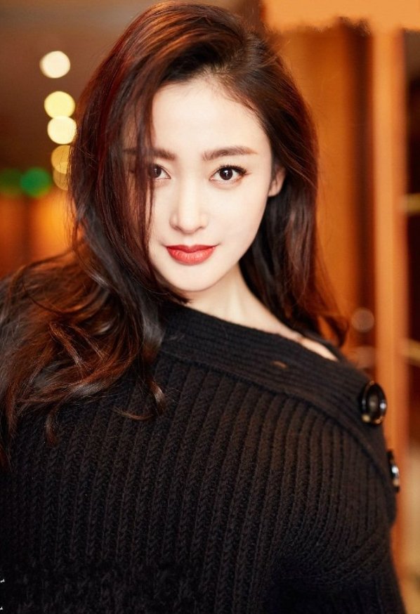 人气女星张天爱大胆秀出事业线,性感深V十分性