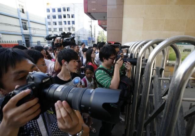 宋祖儿现身高考考场,眉头紧锁头发枯黄,周冬雨