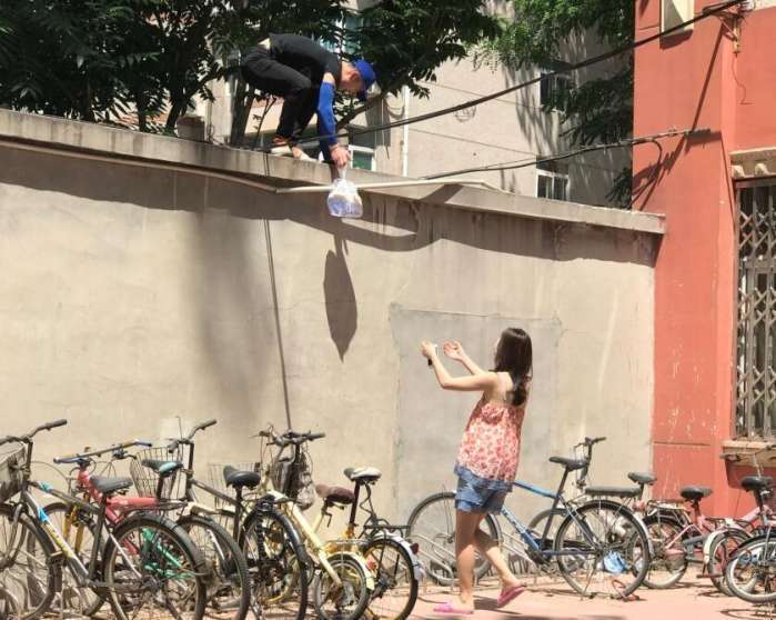 高校女生吃外卖, 吃到一半发现有老鼠屎, 气的都