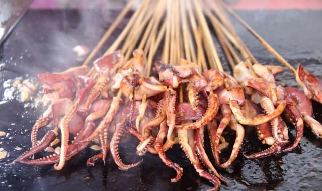 夜市上卖的"假鱿鱼"要50元钱一个价格这样离谱,生意却异常火爆