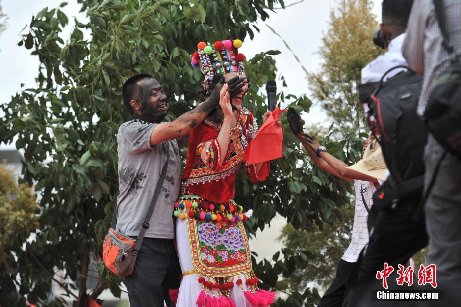 云南丘北万人聚集 欢庆普者黑“花脸节”