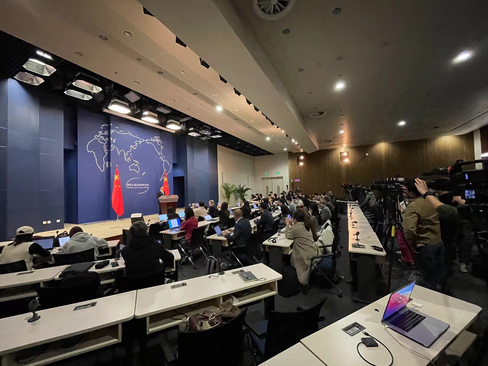 竟然是他!外交部新发言人闪亮登场! 竟然是他!外交部新发言人闪亮登场!