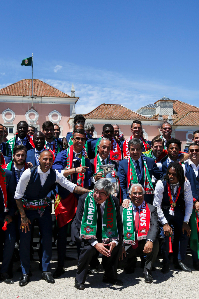 2016年7月11日，葡萄牙里斯本，2016年欧洲杯冠军葡萄牙队回到国内，全体队员和教练乘坐大巴游行并受到葡萄牙总统的接见，全城民众欢欣舞动狂欢庆祝。图为葡萄牙总统与队员们合影