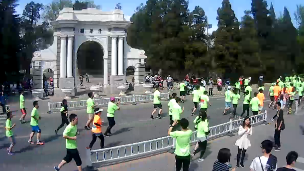 数千学霸清华校园飞奔 今年已是第三年