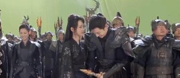 杨紫分手后和邓伦又穿同款衣服了,网友:这次是