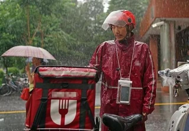 女子说怀孕不方便取餐,让小哥送餐上楼,2年后打开门小哥愣了