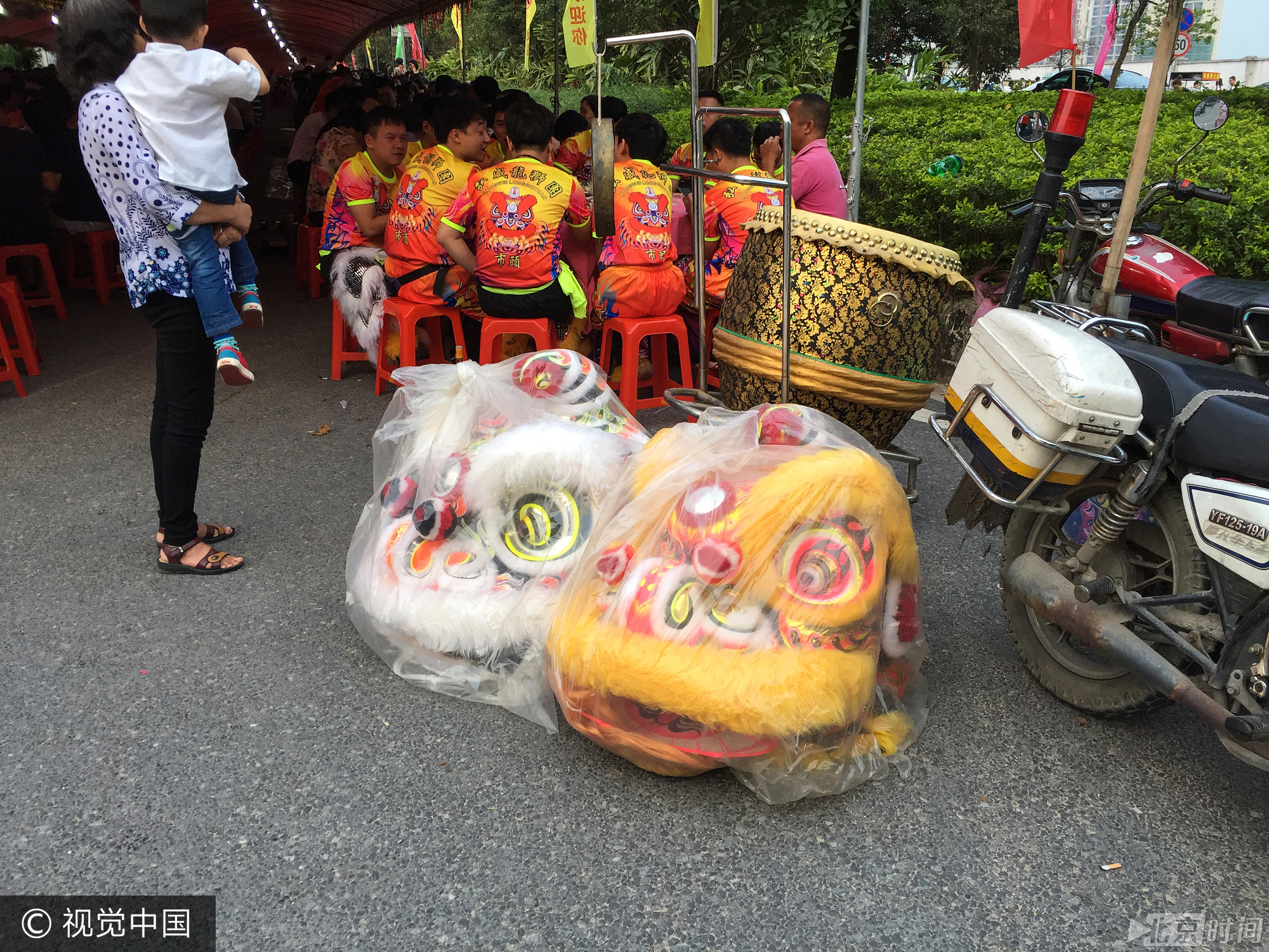 广州番禺区大石大山村每逢端午节都会短暂封路摆上九百多围龙船饭庆祝端午节!节日气氛浓厚,村民们其乐融融!