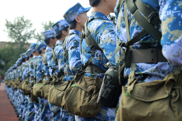 图为新兵在训练。