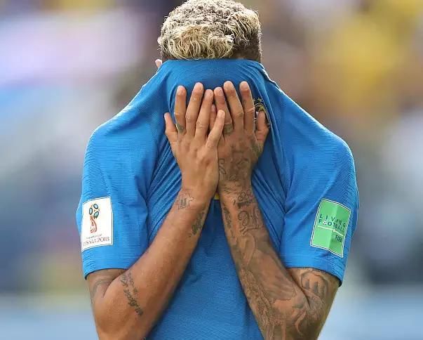 内马尔彩虹球过人惹对手凶狠铲球,为什么这个