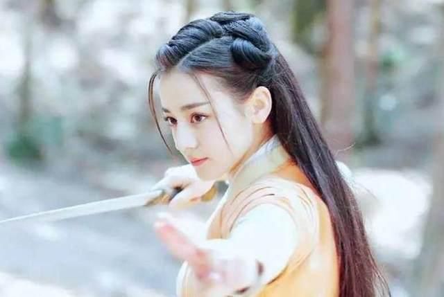 古装剧中女子舞剑:赵丽颖霸气,刘亦菲优美,最让