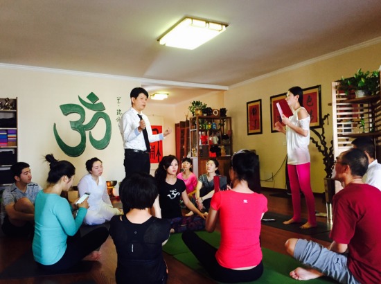 国际被动瑜伽创始人与山西瑜伽爱好者分享爱心工程