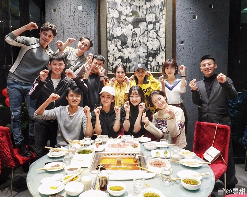 4日，景甜在微博晒出一组同学聚会的照片，并称：“北京电影学院07表本，优秀！”照片中，景甜被一众同学包围，老友聚会一同涮火锅其乐融融，氛围十分温馨。随后，有网友发现曾经同班的郑爽、阚清子两人均未现身，猜测两人应该也是没有时间吧。