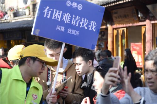 800余名志愿者参加丽江古城志愿者活动