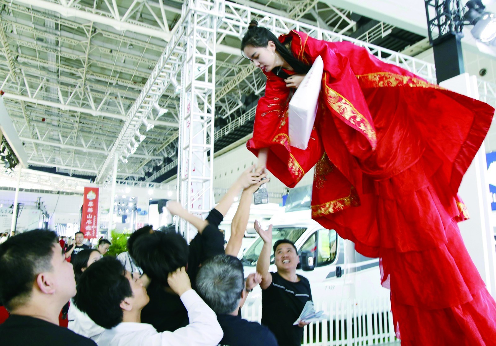 不倒翁美女助兴湖南车展.