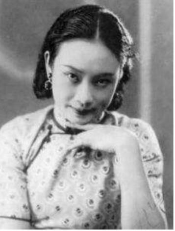 她是毛人凤献给戴笠的美女特工,却无奈嫁给农