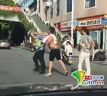 男子交通肇事后打脸交警并逃逸 警方发文劝其自首