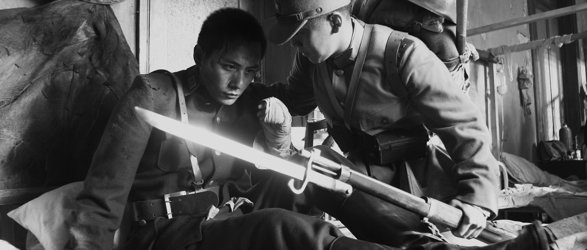 拉贝的秘书唐先生小心应付，委曲求全，为了保护家人而做出错误的选择，他也为此付出代价。舞女小江纵使逃亡避难也不愿抛却女性的柔媚，她在关键时刻的选择则在其女性的外壳下注入一份刚强。日本人角川随部队进驻这个千疮百孔、破败不堪的城池，在这个人间炼狱，他的心灵感受到前所未有的巨大冲击，最后，他在痛苦的折磨中把枪口对准了自己。