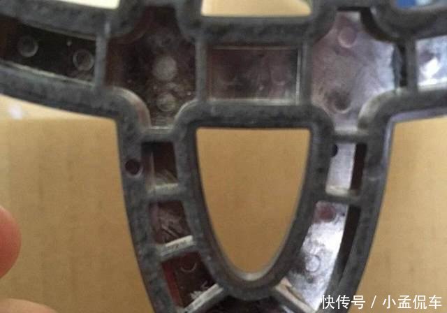 丰田车标的背面竟然长这样, 这六个字母亮了, 看