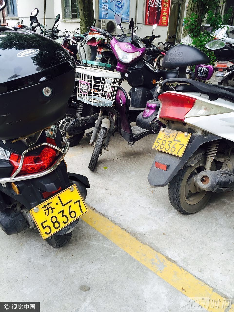 江苏镇江,市民陈先生骑摩托车到镇江江苏大学附属医院(又称"江滨医院"