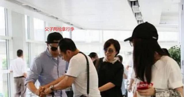 杨幂回港刘恺威举家接机,父子争推行李箱,网友
