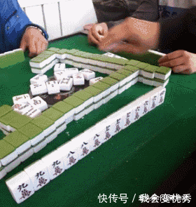 搞笑图片 大哥,不就是胡一次牌吗,你这么激动干什么