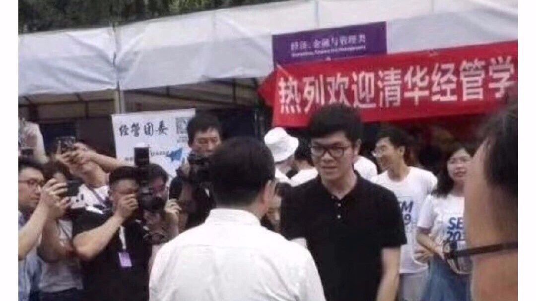 清华大学迎新标语出现错别字，校方：已成立工作组