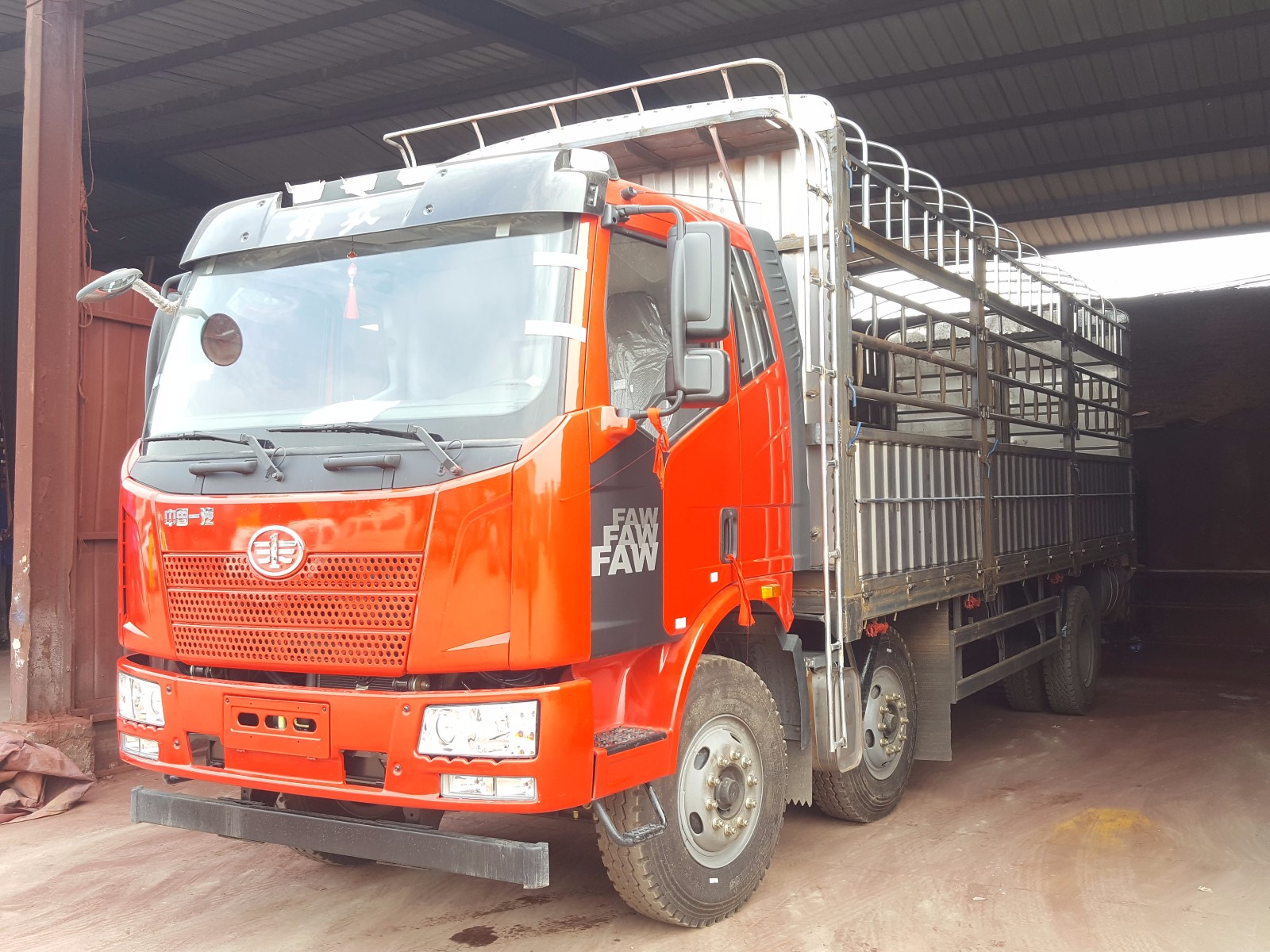 为了迎合市场,更加贴切市场需求,一汽解放前四后四载货车轻量化卡车