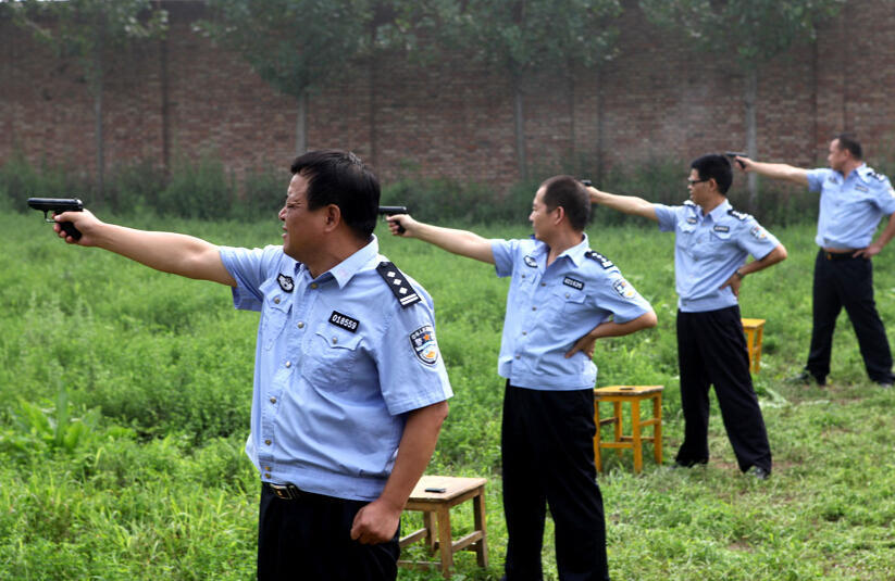 目前还有不少单位仍在使用77式手枪,图为临潼分局考核77式手枪25米精度射击.