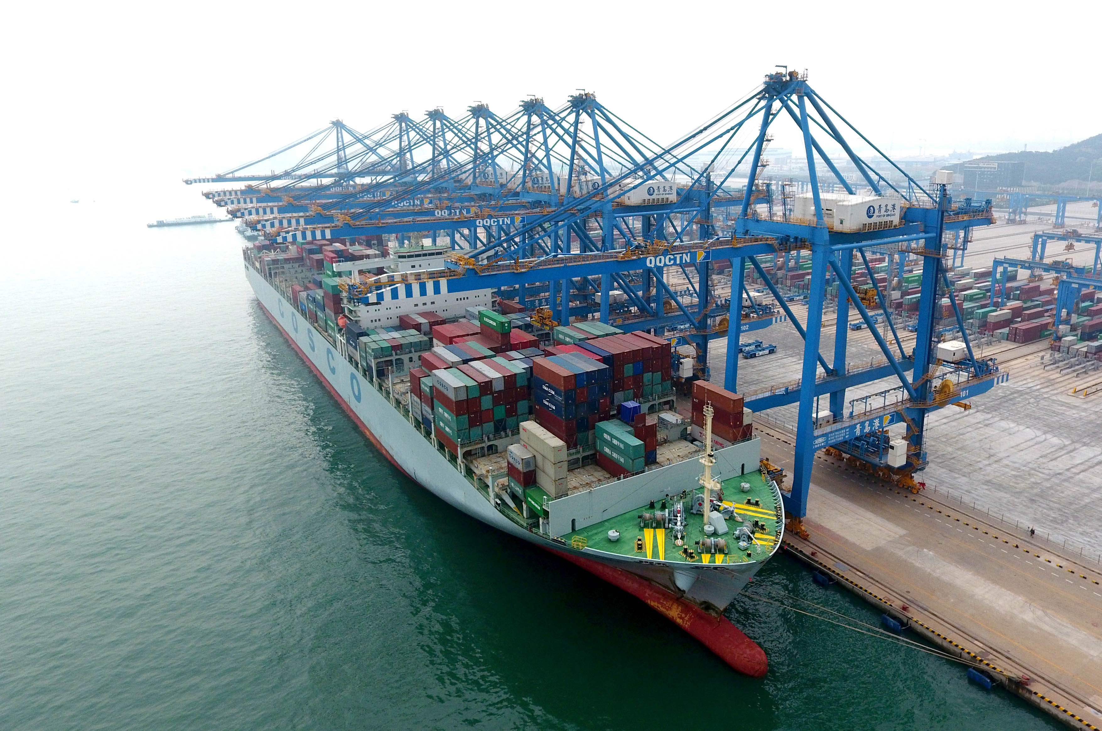 青岛:亚洲首个全自动化集装箱码头投入运营