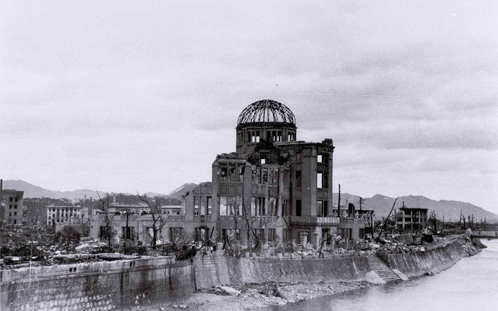 1945年，美国在日本广岛、长崎投下原子弹，宣告核时代的到来。原子弹可怕的威力让拥有核武器的国家渴望独占它，没有核武器的国家则渴望拥有它。