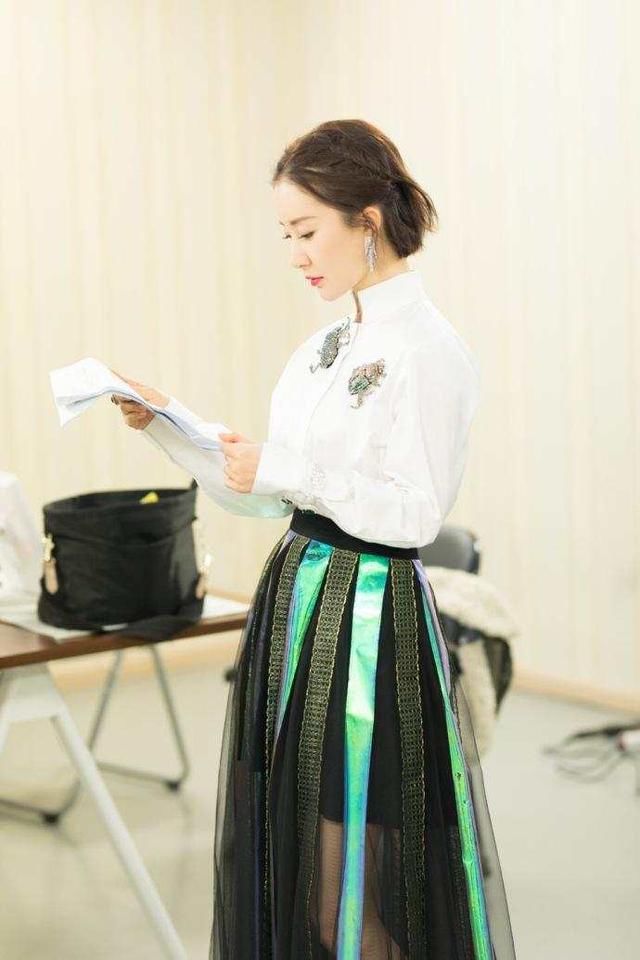 舒畅真会穿, 白色衬衫配半身裙仙气十足, 网友: